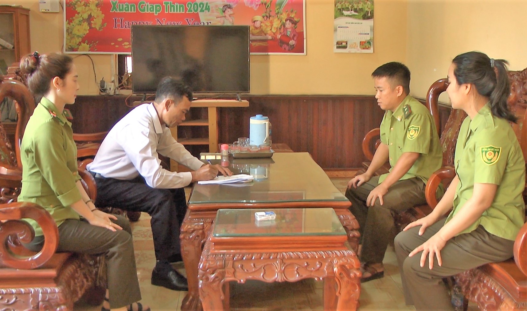 ngoan dunng.00_20_04_00.Still073 (1)